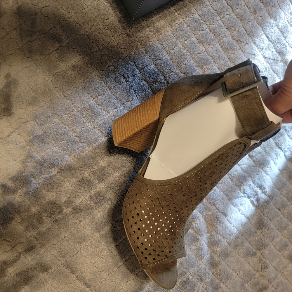 Universal Thread Olive Heel Sandals - Picture 4 of 6
